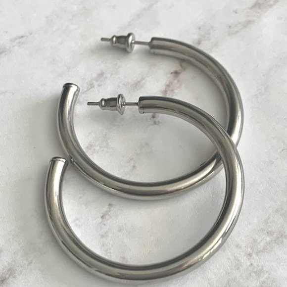 Gold Plated Lightweight Large or Medium Hoop Earrings - Picture 14 of 14